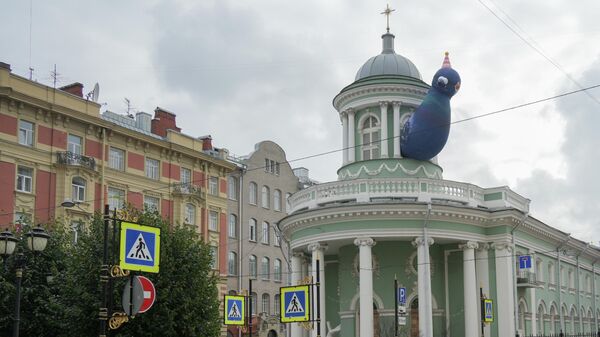 Надувной голубь на крыше лютеранского собора Аннекирхе в Санкт-Петербурге