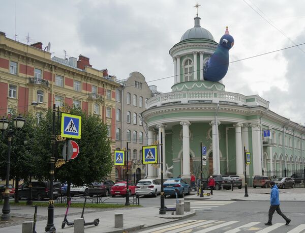 Надувной голубь на крыше лютеранского собора Аннекирхе в Санкт-Петербурге