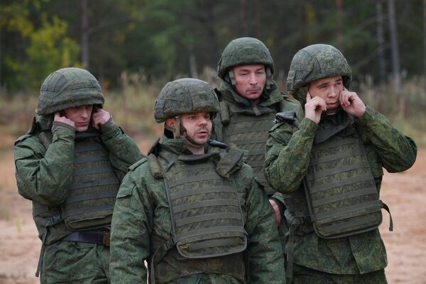 Мобилизованные граждане во время занятий по боевой подготовке на базе военного полигона в Ленинградской области