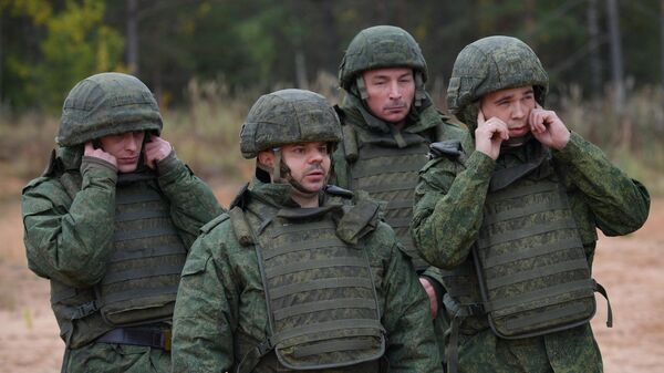 Мобилизованные граждане во время занятий по боевой подготовке в Ленинградской области