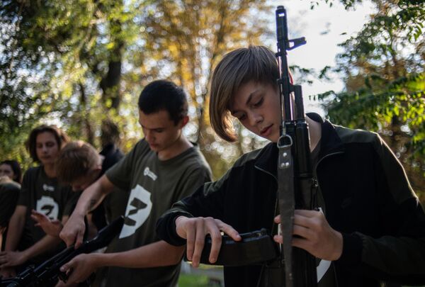 Участники во время прохождения одного из этапов республиканской военно-спортивной игры для подростков Зарница в городе Ровеньки в ЛНР