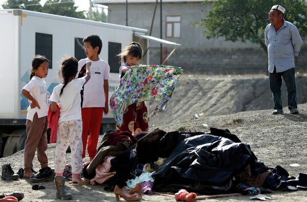 Беженцы на одной из улиц в селе Боз-Адыр в Киргизи