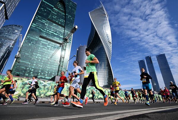 Участники на дистанции Московского марафона - 2022