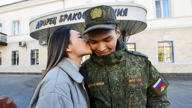 Молодожены после регистрации брака возле Читинского городского ЗАГСа