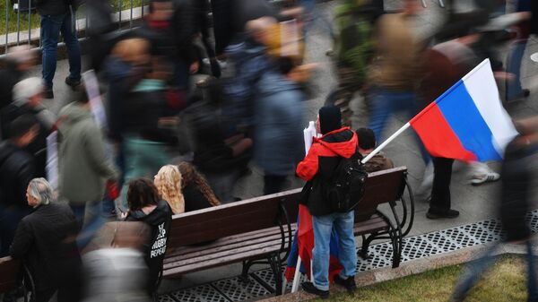 Люди идут на митинг Своих не бросаем на Манежной площади в Москве