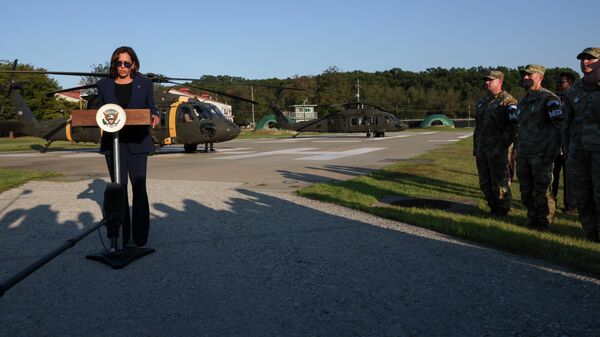 Вице-президент США Камала Харрис во время визита в демилитаризованную зону Корейского полуострова