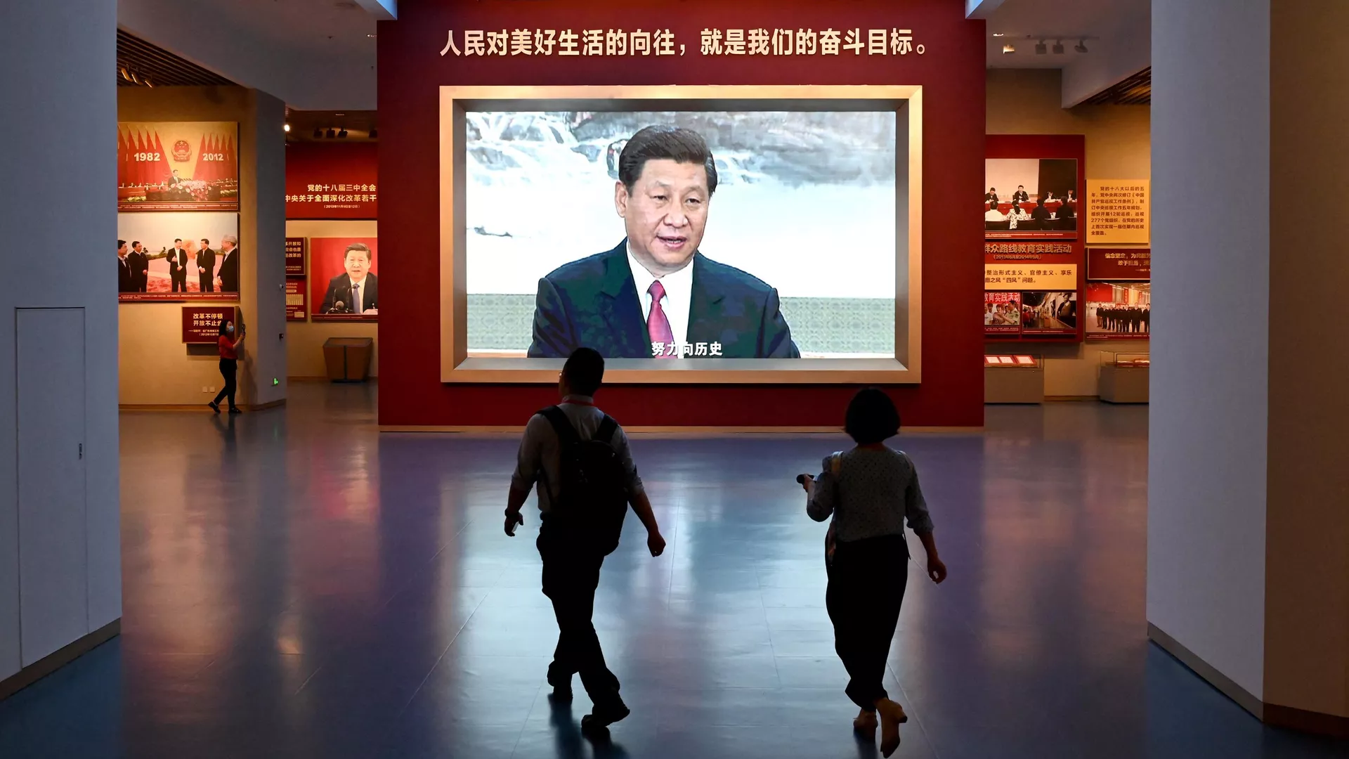 Журналисты проходят мимо экрана с изображением президента Китая Си Цзиньпина во время посещения Музея Коммунистической партии Китая - РИА Новости, 1920, 30.09.2022