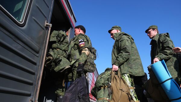 Мужчины, призванные на военную службу в ходе частичной мобилизации и прошедшие одиночную огневую подготовку на полигоне в Волгоградской области