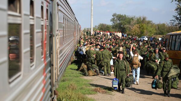 Мужчины, призванные на военную службу в ходе частичной мобилизации и прошедшие одиночную огневую подготовку на полигоне в Волгоградской области