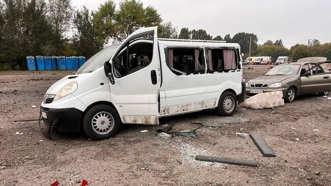 На месте обстрела колонны автомобилей, стоящих на выезде в освобожденную часть Запорожья