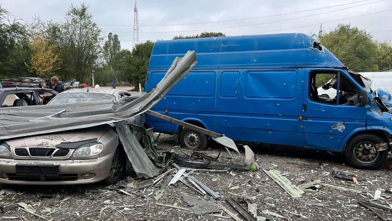 На месте обстрела колонны автомобилей, стоящих на выезде в освобожденную часть Запорожья - РИА Новости, 1920, 30.09.2022