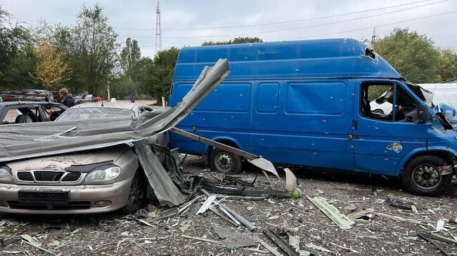 На месте обстрела колонны автомобилей, стоящих на выезде в освобожденную часть Запорожья