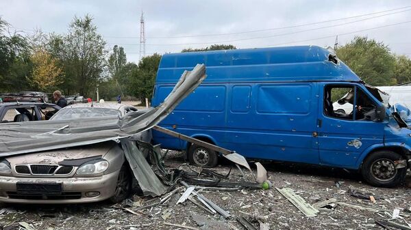 На месте обстрела колонны автомобилей, стоящих на выезде в освобожденную часть Запорожья