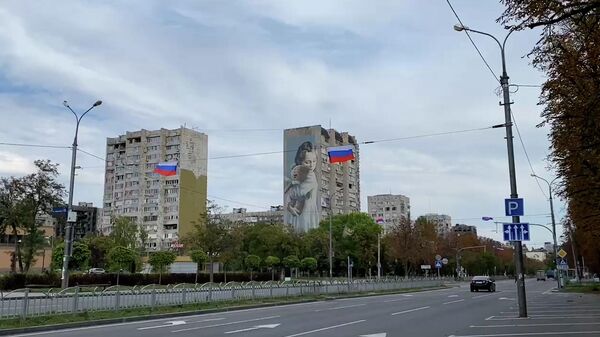 Флаги России в Мариуполе и Донецке в честь подписания договоров о вступлении в состав РФ