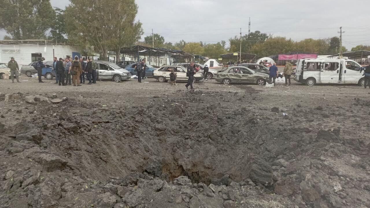 На месте обстрела колонны автомобилей, стоящих на выезде в освобожденную часть Запорожья - РИА Новости, 1920, 30.09.2022