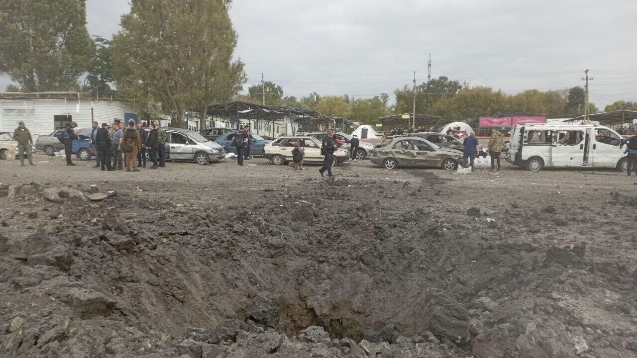 На месте обстрела колонны автомобилей, стоящих на выезде в освобожденную часть Запорожья - РИА Новости, 1920, 30.09.2022