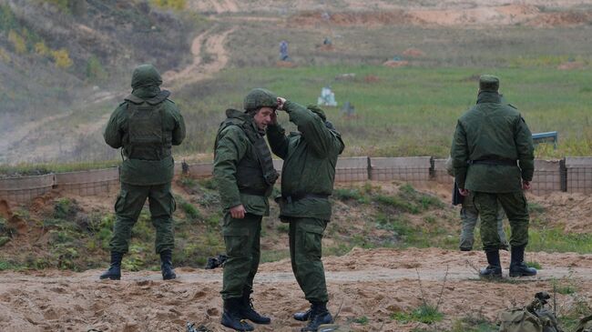 Мобилизованные граждане во время занятий по боевой подготовке на базе военного полигона в Ленинградской области