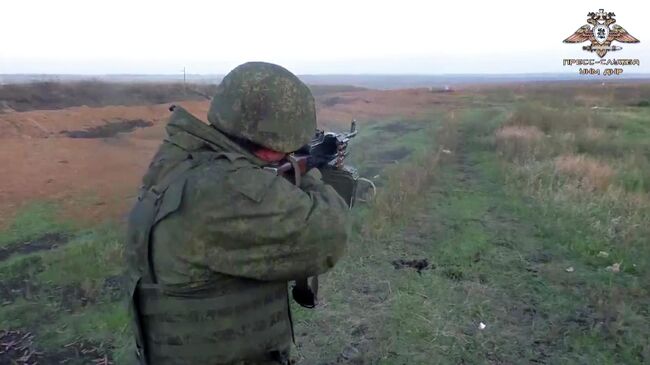 Военнослужащий, призванный на военную службу по частичной мобилизации, во время курса боевой подготовки на полигоне в ДНР. Кадр из видео