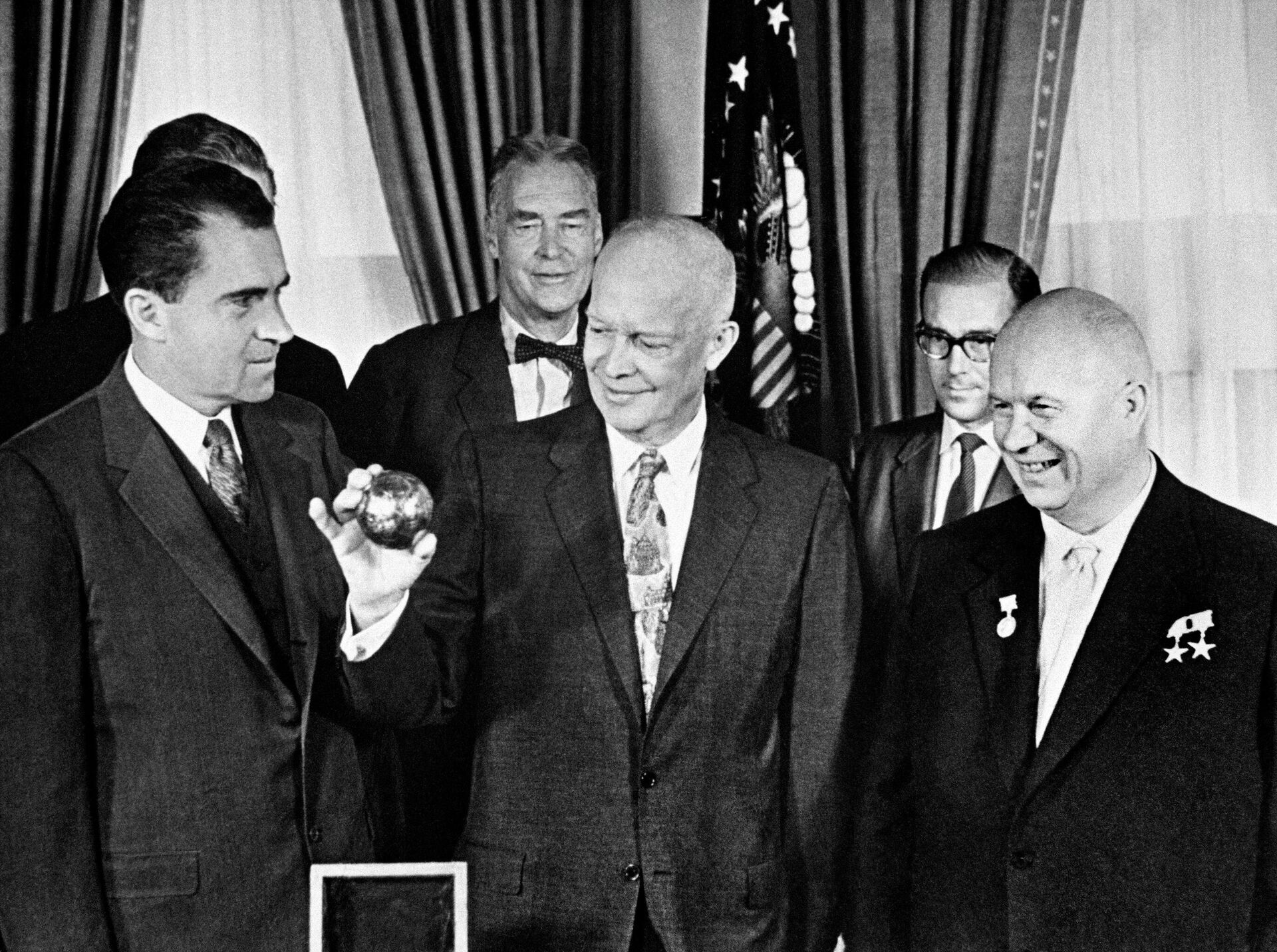 Первый секретарь ЦК КПСС Никита Хрущев и вице-президент США Ричард Никсон во время вручения президенту США Дуайту Эйзенхауэру копии вымпела, доставленного советской ракетой на Луну - РИА Новости, 1920, 30.04.2025