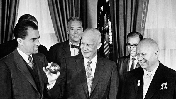 Первый секретарь ЦК КПСС Никита Хрущев и вице-президент США Ричард Никсон во время вручения президенту США Дуайту Эйзенхауэру копии вымпела, доставленного советской ракетой на Луну