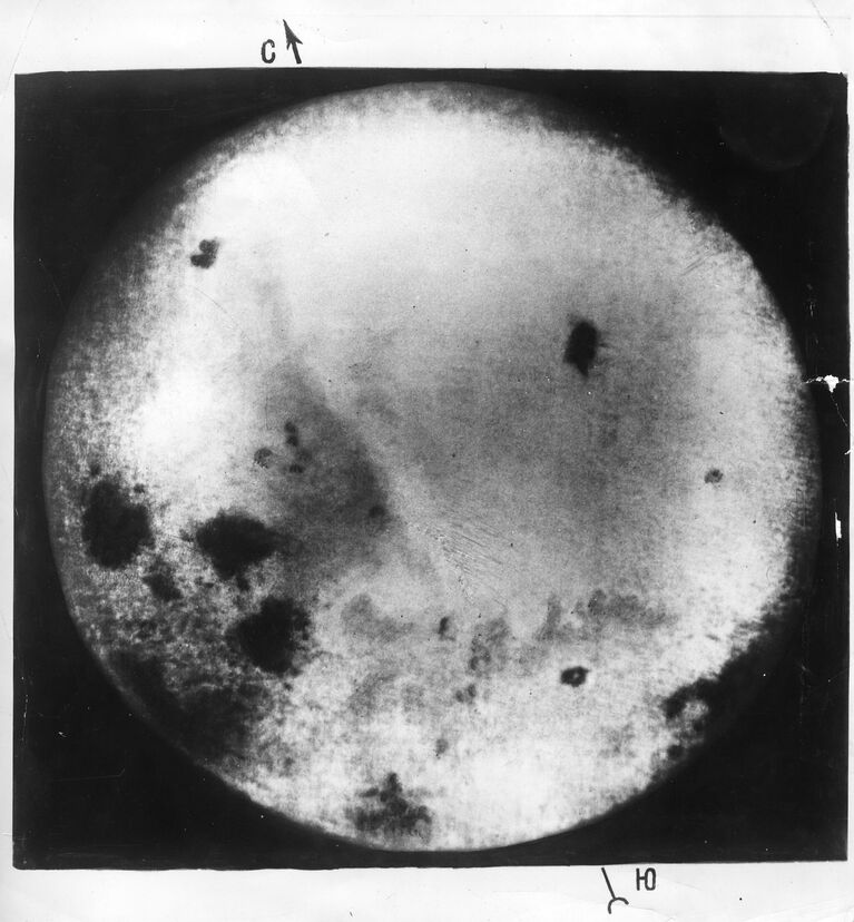 Снимок обратной стороны Луны, сделанный автоматической межпланетной станцией Луна-3, запущенной с Земли 4 октября 1959 года