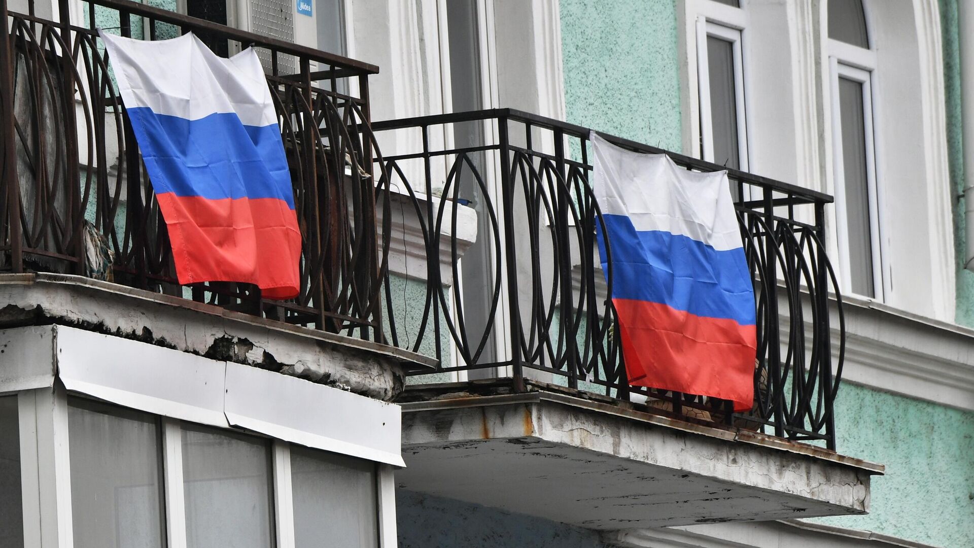 Российский триколор на балконе дома в Донецке - РИА Новости, 1920, 21.02.2023
