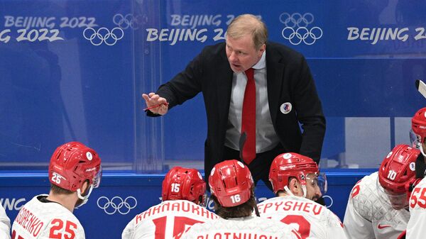 Главный тренер сборной России по хоккею Алексей Жамнов (в центре на втором плане) и игроки сборной России