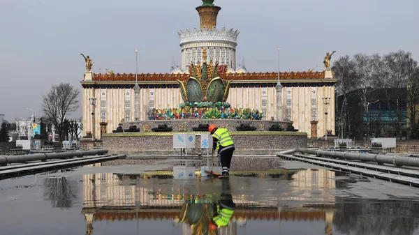 Монумент Покорителям космоса и фонтаны помыли после зимы на ВДНХ