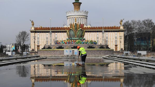 Монумент Покорителям космоса и фонтаны помыли после зимы на ВДНХ