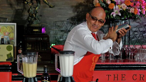 Бармен готовит коктейли Дайкири во время конкурса в баре в Гаване