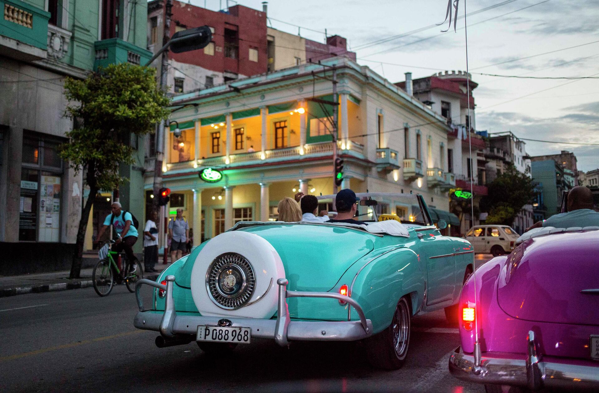 Туристы катаются на классических американских кабриолетах в Гаване, Куба - РИА Новости, 1920, 30.09.2022