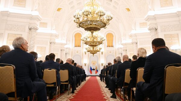 Путин выступает на церемонии подписания договоров о вхождении в Россию новых субъектов