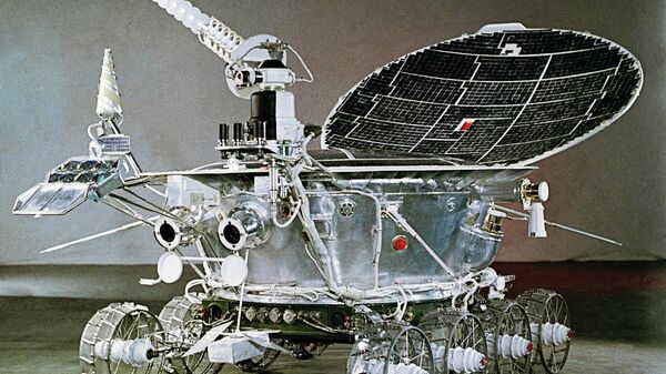 Первый самоходный автоматический аппарат для исследования поверхности Луны - Луноход-I с откинутой солнечной батареей