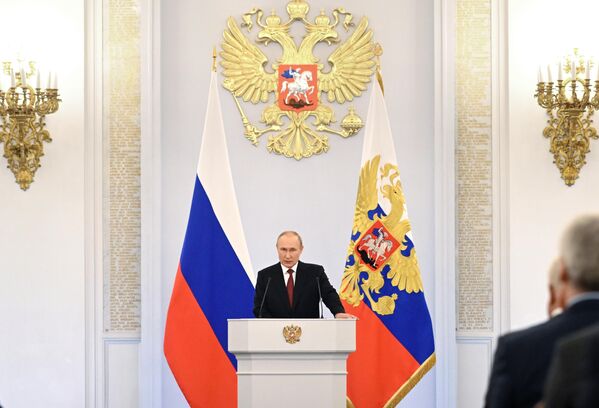Президент России Владимир Путин выступает на церемонии подписания договоров о вхождении в РФ ДНР, ЛНР, Запорожской и Херсонской областей в Кремле