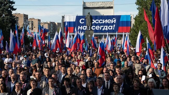 Празднование вхождения Луганской народной республики в состав России в Луганске