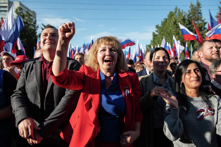 Празднование вхождения Луганской народной республики в состав России в Луганске