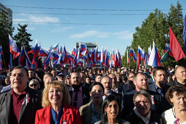 Празднование вхождения Луганской народной республики в состав России в Луганске