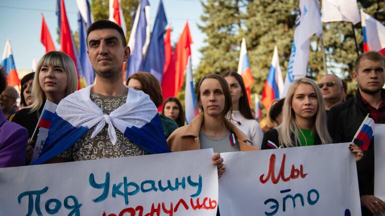 Празднование вхождения Луганской народной республики в состав России в Луганске