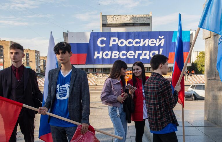 Празднование вхождения Луганской народной республики в состав России в Луганске