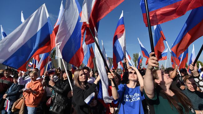 Участники патриотической акции Мы возвращаемся домой у мемориального комплекса Саур-Могила в ДНР