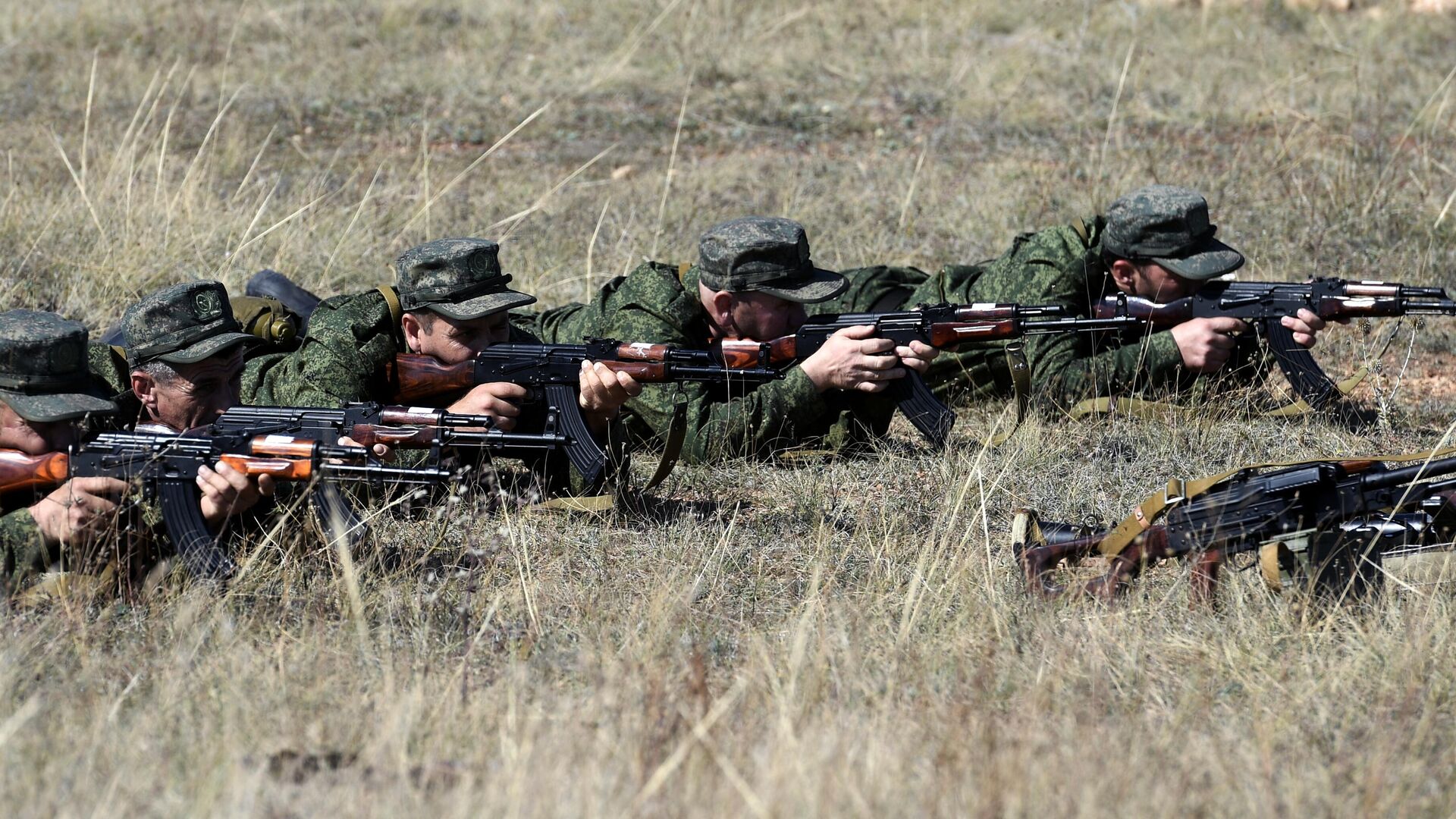 Мужчины, призванные на военную службу в ходе частичной мобилизации, проходят подготовку на полигоне в Казачьей бухте в Севастополе - РИА Новости, 1920, 01.10.2022