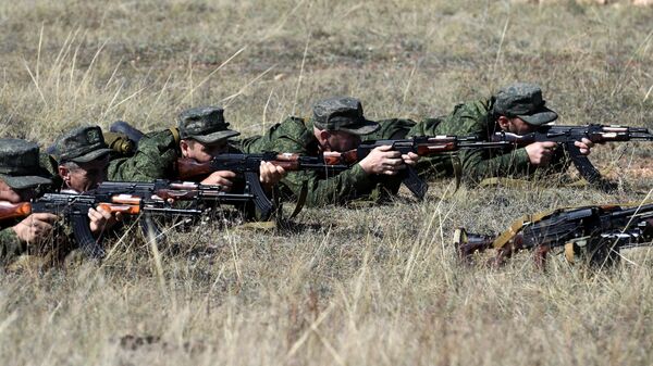 Мужчины, призванные на военную службу в ходе частичной мобилизации, проходят подготовку на полигоне в Казачьей бухте в Севастополе