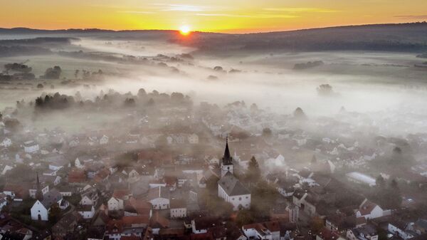 Туман над городом Верхайм недалеко от Франкфурта, Германия. Архивное фото