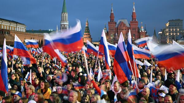 Зрители на митинге-концерте в поддержку присоединения к России ЛНР, ДНР, Херсонской и Запорожской областей на Красной площади в Москве