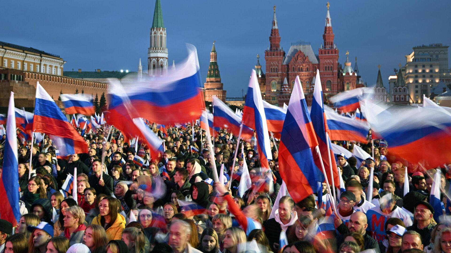 Зрители на митинге-концерте в поддержку присоединения к России ЛНР, ДНР, Херсонской и Запорожской областей на Красной площади в Москве - РИА Новости, 1920, 01.10.2022