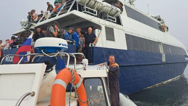 Спасатели МЧС России эвакуируют граждан, находящихся на судне, севшем на мель