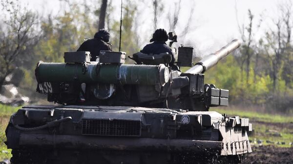 Танк Т-80 НМ ЛНР выезжает на боевое задание в Донецкой области.