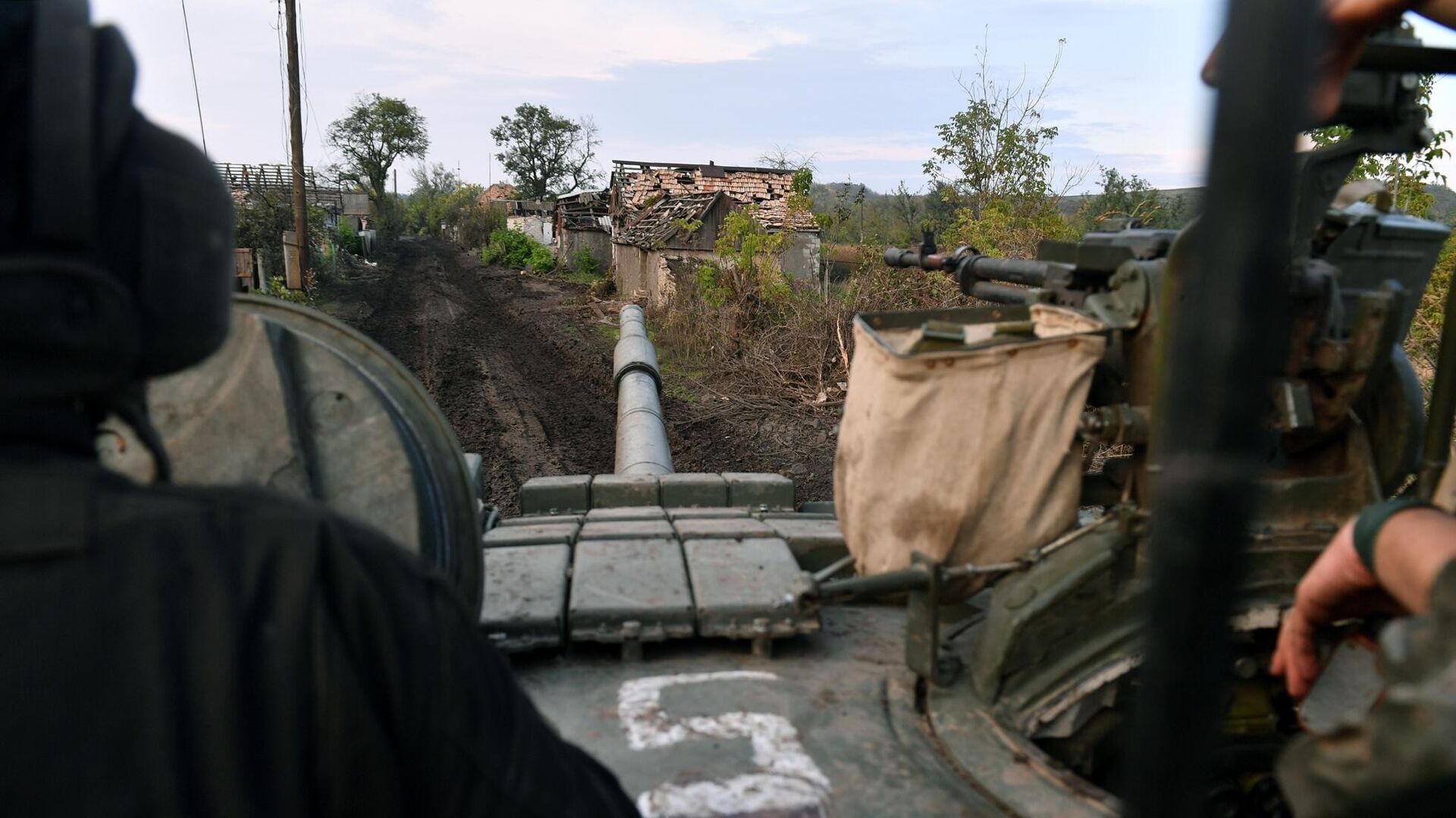 Танк Т-80 отправляется для боевой стрельбы по позициям ВСУ в Донецкой области - РИА Новости, 1920, 31.10.2022