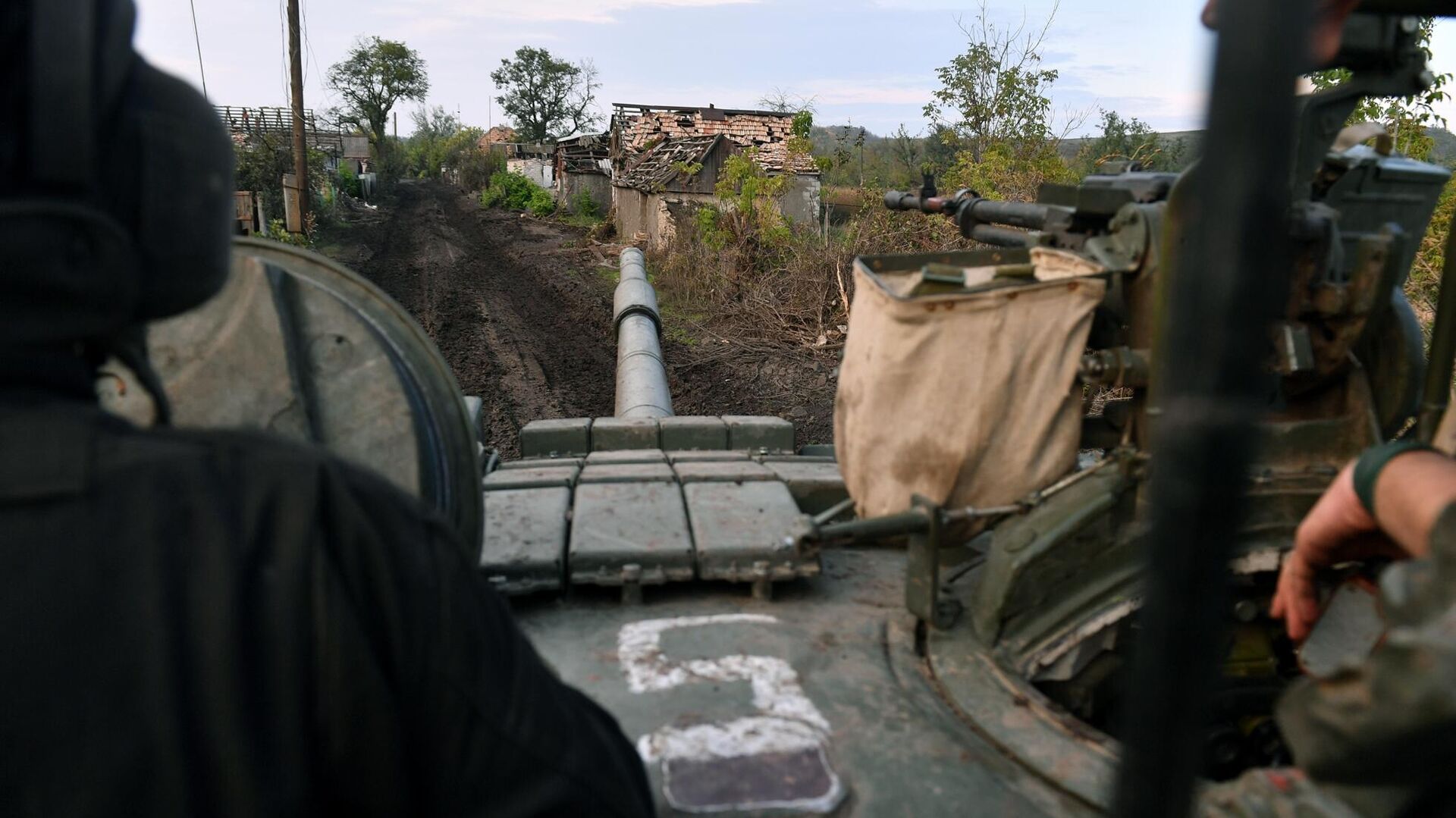 Танк Т-80 отправляется для боевой стрельбы в зоне СВО - РИА Новости, 1920, 29.06.2023