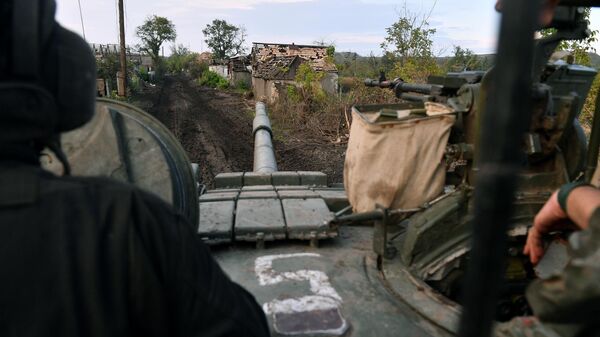 Танк Т-80 отправляется для боевой стрельбы по позициям ВСУ в Донецкой области